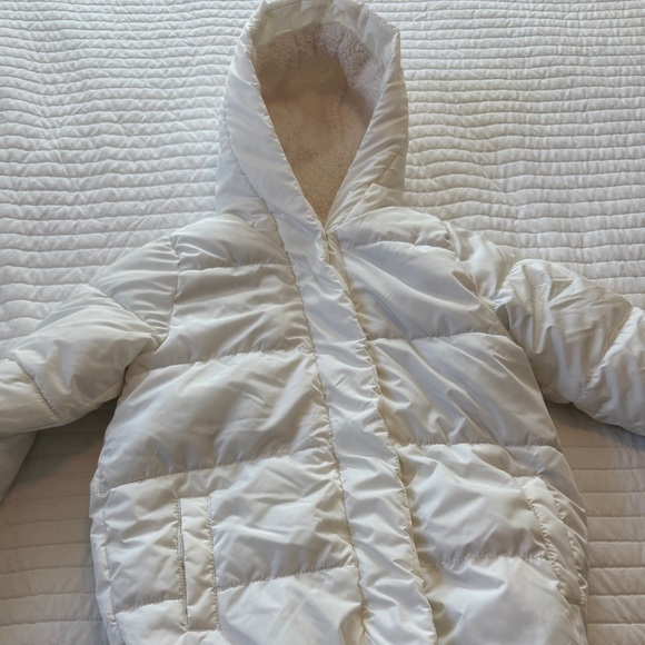 Old Navy White Puffer Jacket with Hood. Kids. Never Used. Size M (8) - Picture 2 of 6